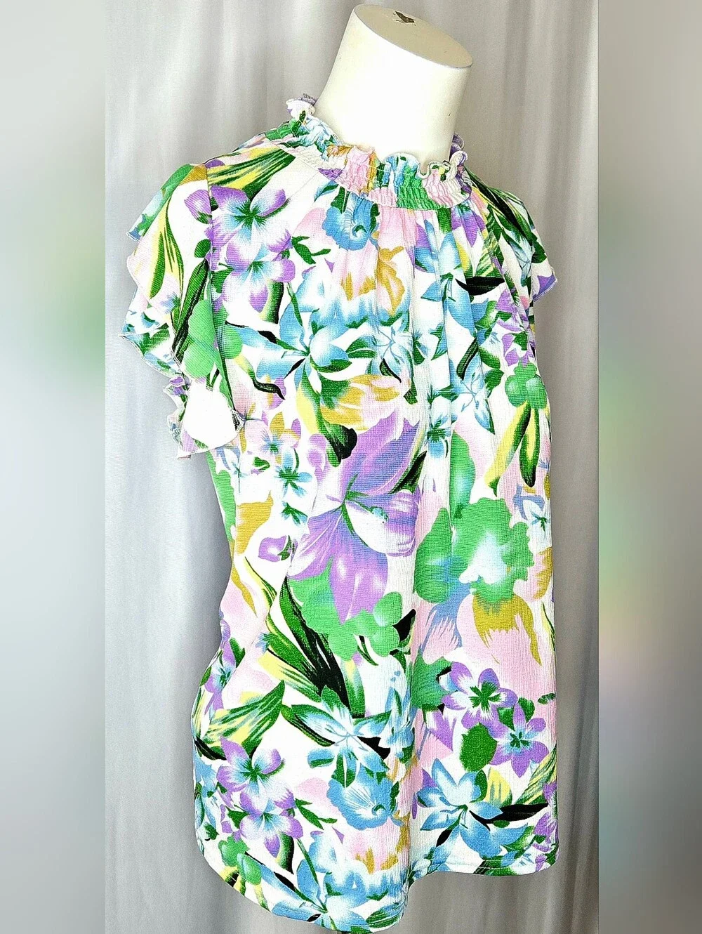Melloday Watercolor Floral Flutter Sleeves Keyhole Blouse‎ M NWOT